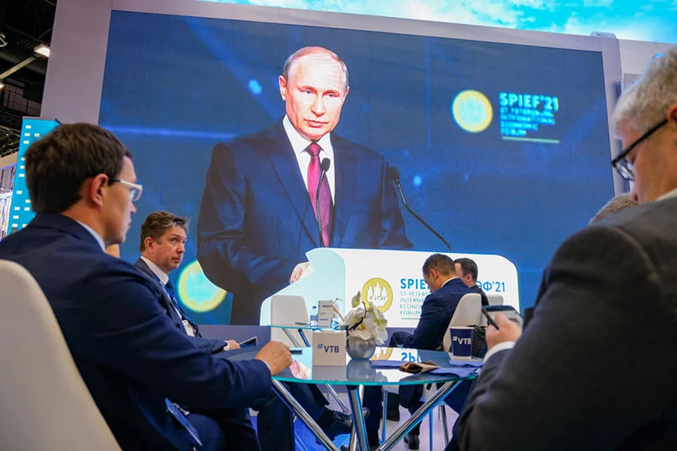 Президент России Владимир Путин провел пленарное заседание ПМЭФ-2021. Фото: Фонд Росконгресс