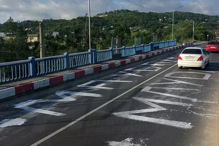 Международный сигнал бедствия появился на многострадальном мосту в Приморье