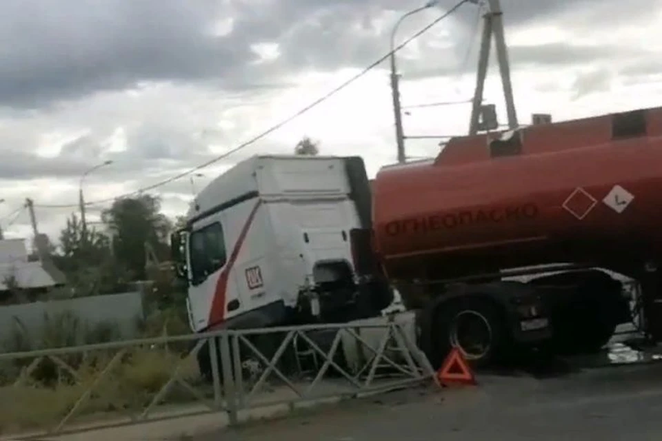 Машина с горючим врезалась в забор и съехала с дороги. Фото: группа ВКонтакте "Подслушано в Рыбинске"