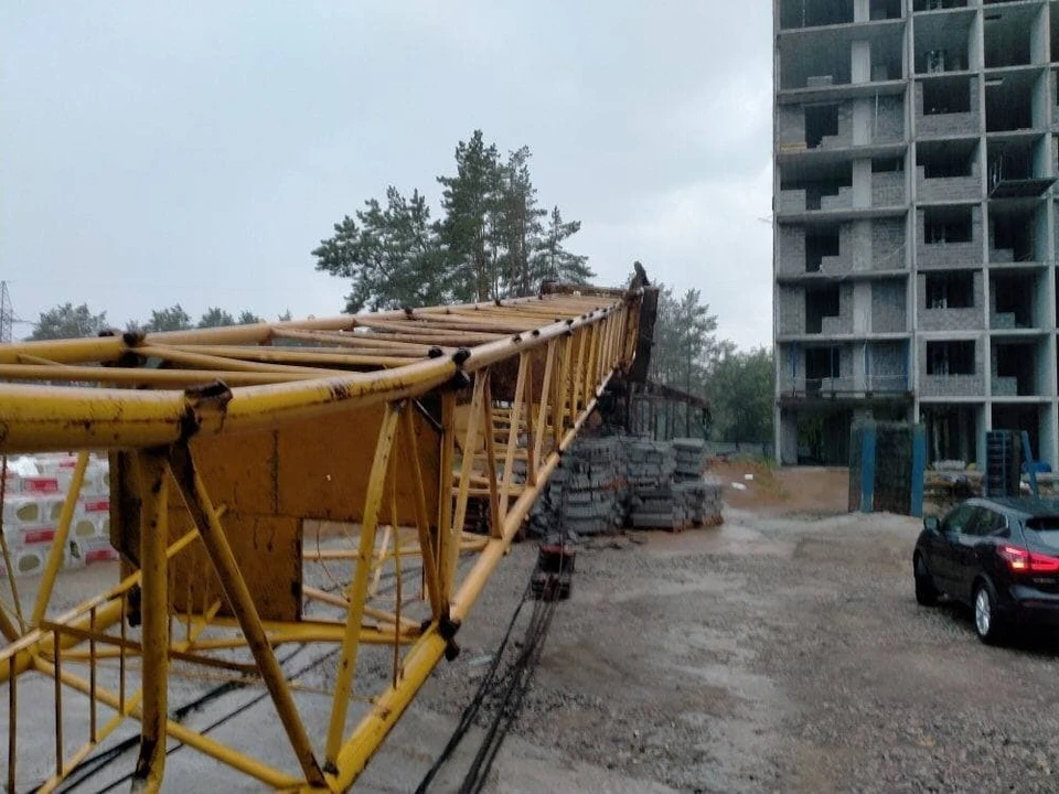 В Тольятти на стройке упал кран. Фото - telegram-канал "Город Тольятти"