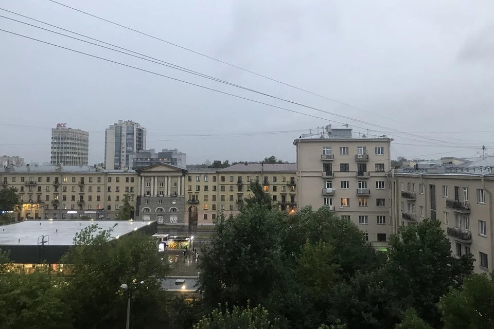 Небо над Петербургом опять потемнело.