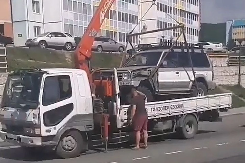 Машине не повезло при погрузке.