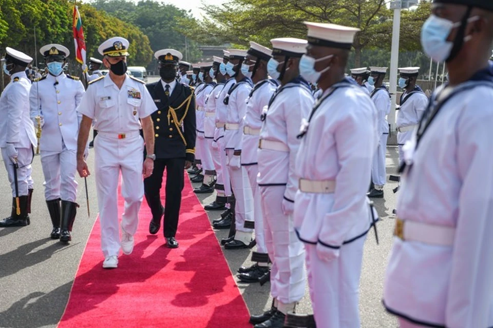 Командующий ВМС США в Европе и Африке адмирал Роберт Берк (в центре)