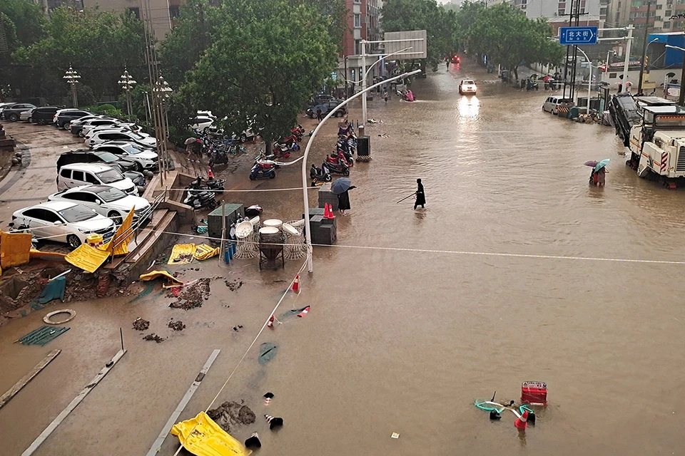 Из-за избытка воды властям пришлось эвакуировать около 200 тысяч жителей 12-миллионного Чжэнчжоу, который является административным центрам провинции Хэнань.