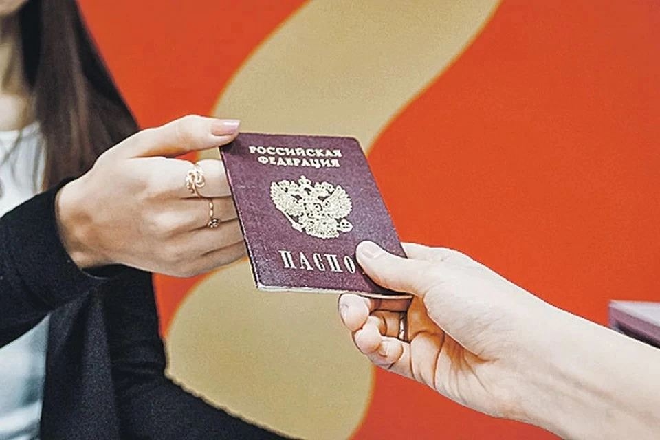 Юристы объяснили, в чем опасность отмены обязательных штампов о браке в паспорте