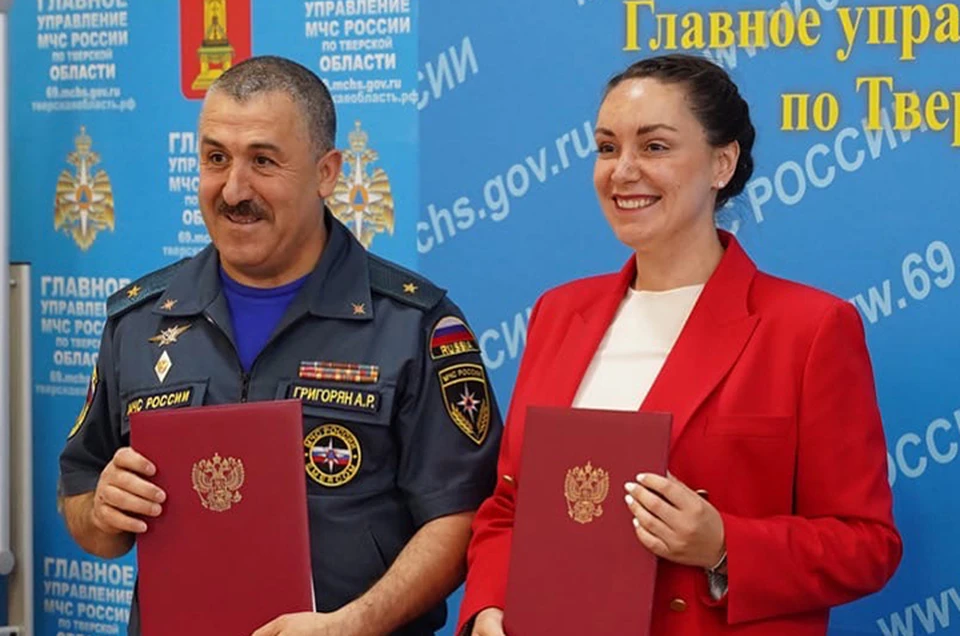 Документ подписали директор Тверского добровольческого центра «МыВместе» Юлия Саранова и начальник Главного управления МЧС России по Тверской области Арсен Григорян Фото: vk.com/saranova_julia