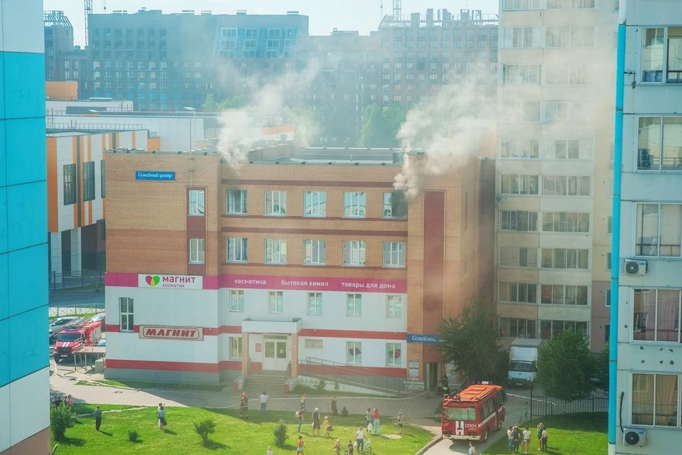 В Новосибирске произошел пожар в торговом центре в «Семья» Калининском районе. Фото: предоставлено очевидцами