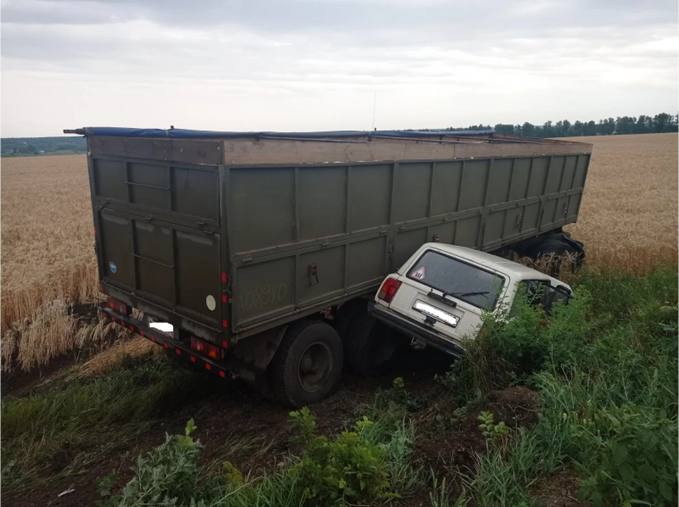 На трассе под Рязанью КамАЗ вылетел на встречку и протаранил легковушку.