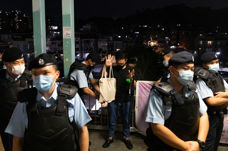 Пятеро арестованы в Гонконге за подстрекательство к мятежу из-за детской книги об овцах.