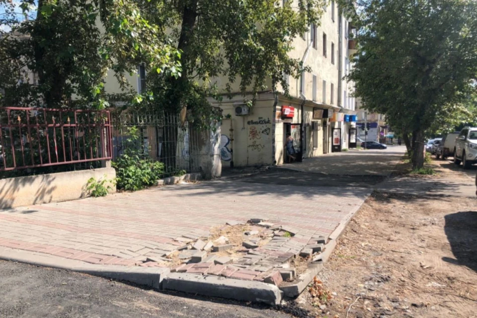 После зимы «поехали» дорожное покрытие и бордюр на перекрестке улиц Карла Маркса и Труда. Фото: onf.ru