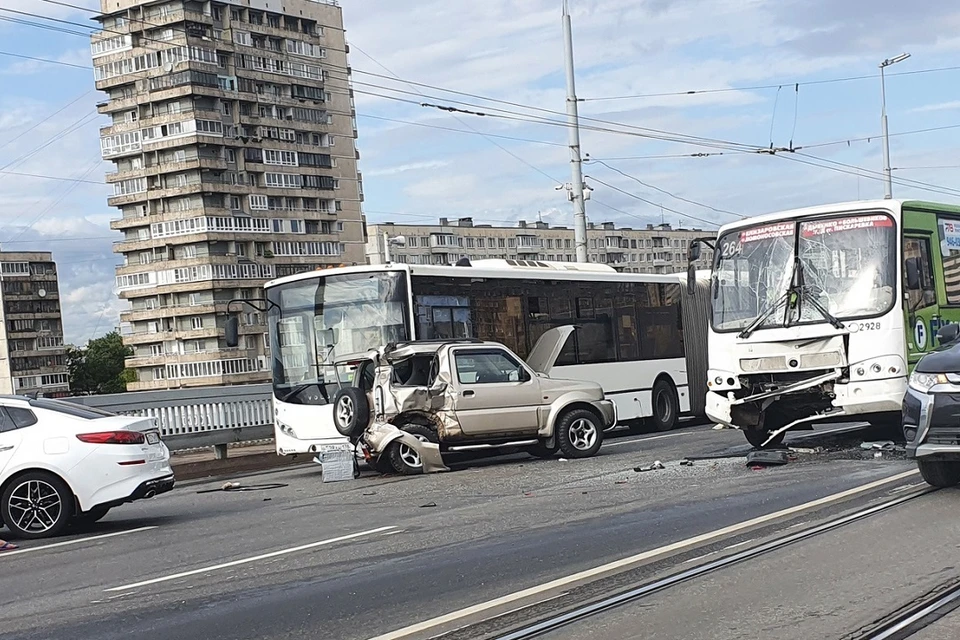 Водитель "Сузуки" тяжело пострадал в ДТП. Фото: vk.com/spb_today