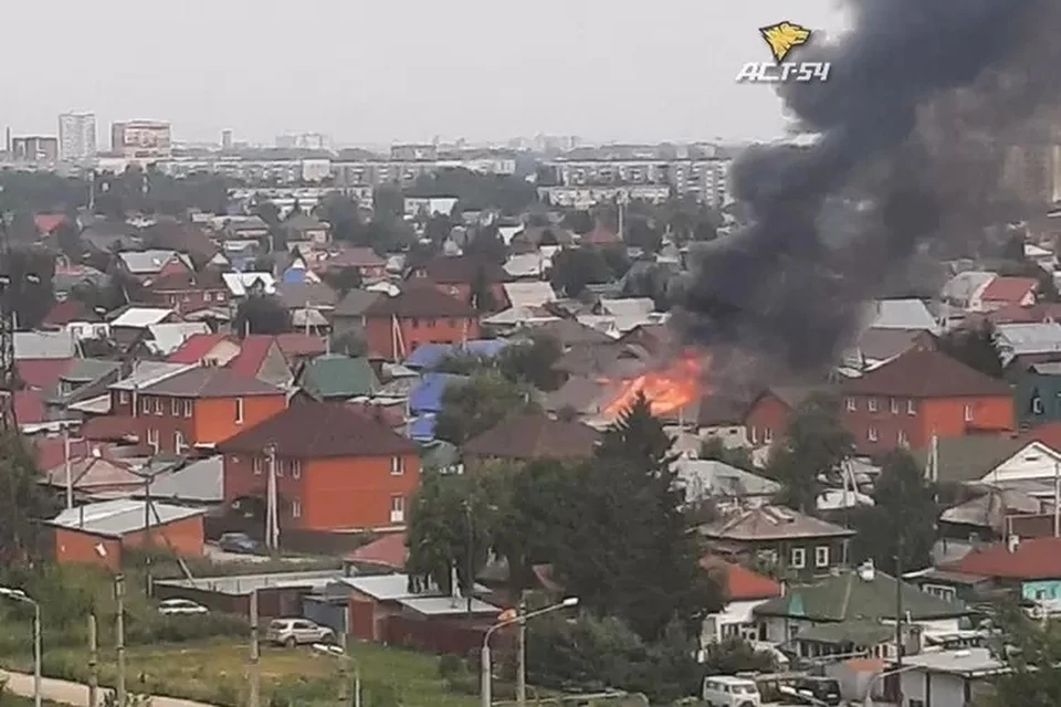 Пожар в частном доме в Ленинском районе Новосибирске удалось потушить. Фото: "АСТ-54"