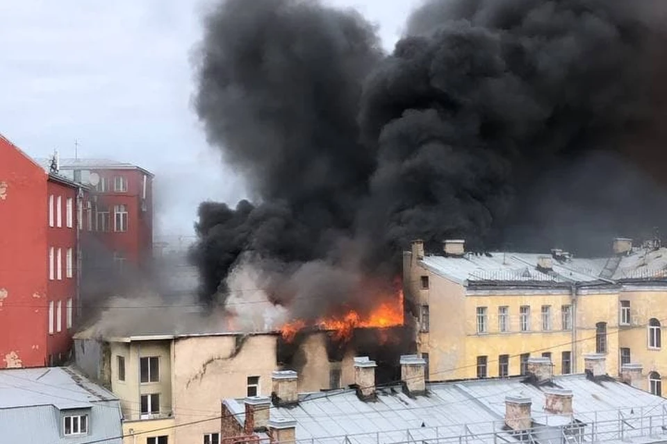 Пожар в спб 18.05. Пожар Лиговский проспект. Пожар Лиговский 115. Пожар на Лиговском проспекте сейчас в Питере. Пожар на Лиговском проспекте сегодня.