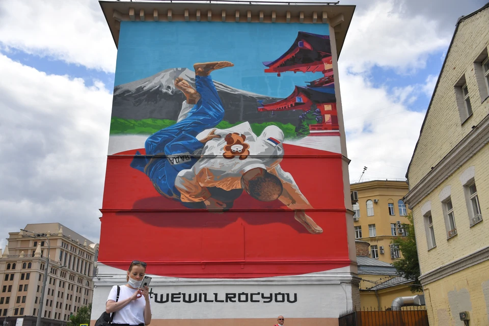 Граффити в поддержку российских спортсменов на Олимпийских играх в Токио появилось в центре российской столице.