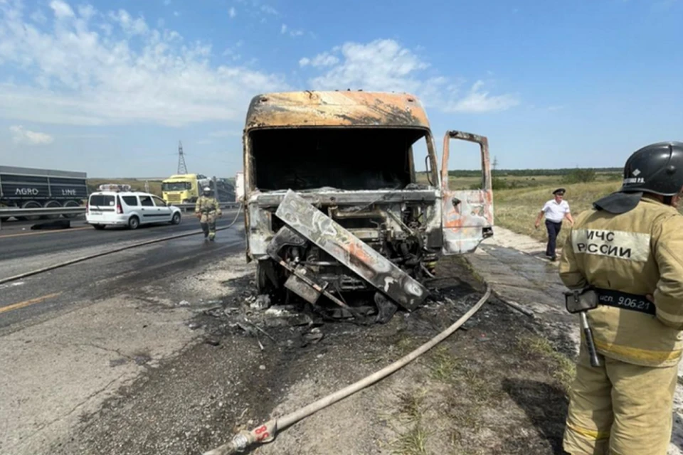 В тушении задействовали 10 человек и 3 единицы техники. Фото: пресс-служба МЧС России по РО