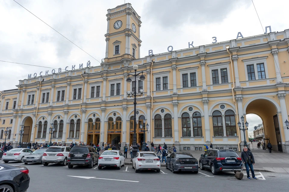 Полиция проводит проверку в связи с падением детей на рельсы на Московском вокзале