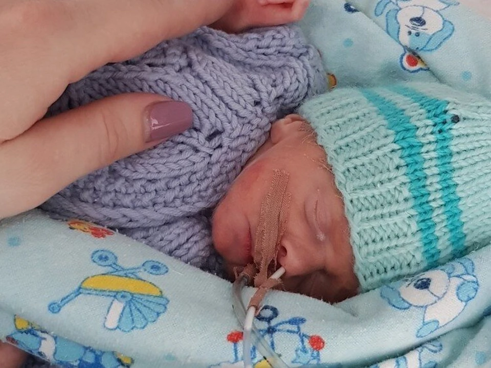В день, когда Рома родился, он весил всего один килограмм, он до сих пор может кушать только специальные смеси