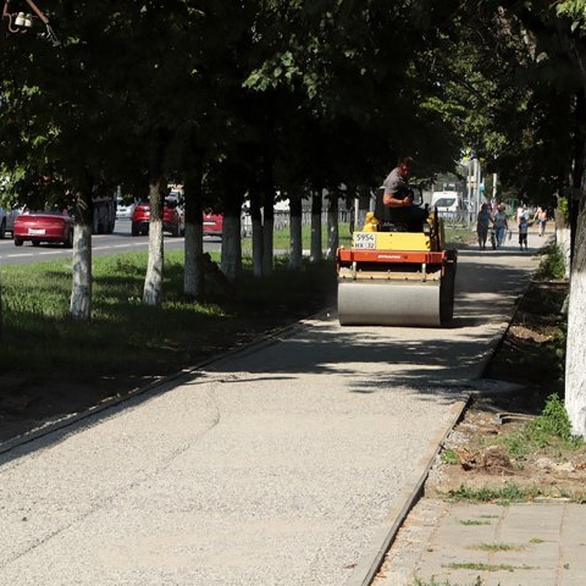 В Брянске на проспекте Московском асфальтируют тротуары - KP.RU