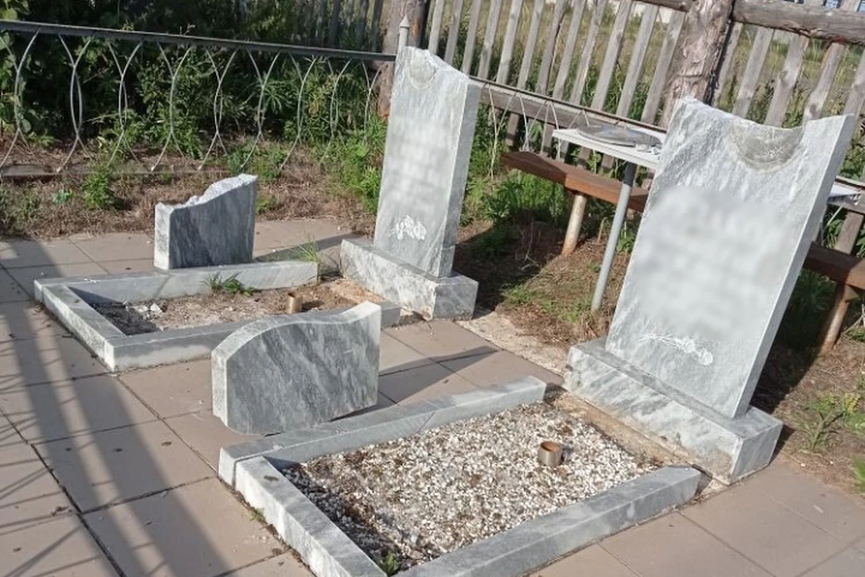 11-летний подросток сломал четыре надгробия на кладбище. Фото: vk.com/kirsonline