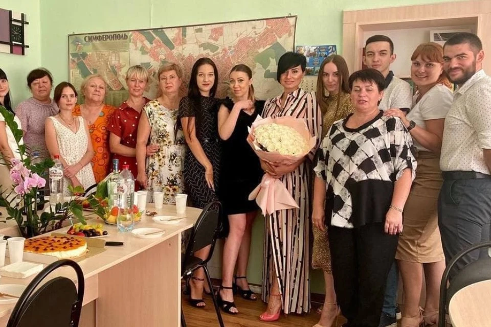В разгар рабочего дня сотрудники решили устроить целый пир с шампанским, тортом и мартини. Фото: cоциальные сети Оксаны Чубко