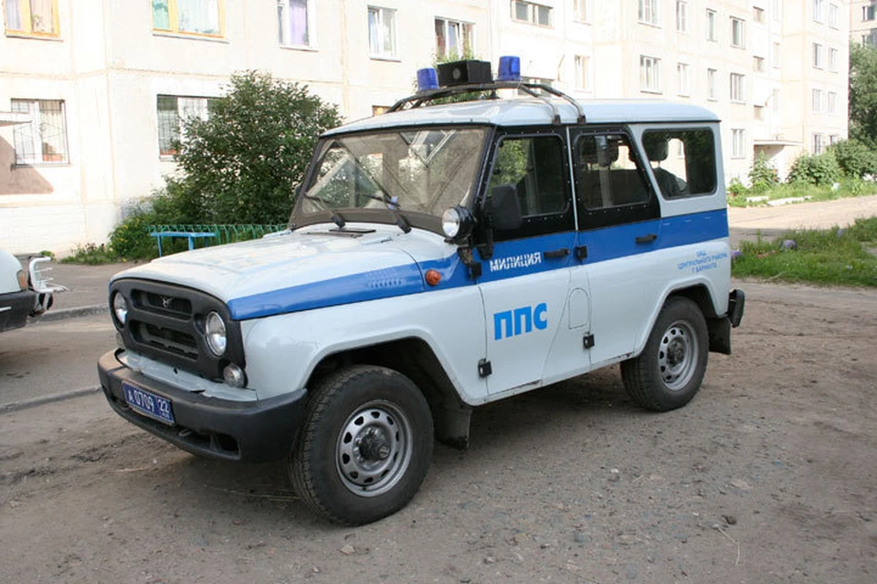 Она подняла закладки и попалась.