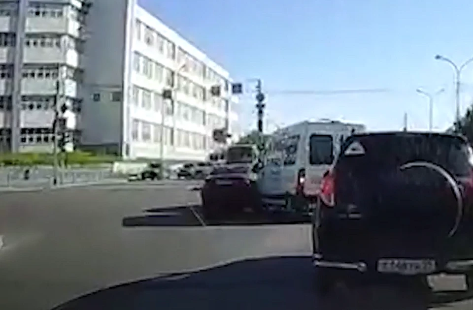 Катафалк попал в ДТП. Фото: скрин с видео Е1