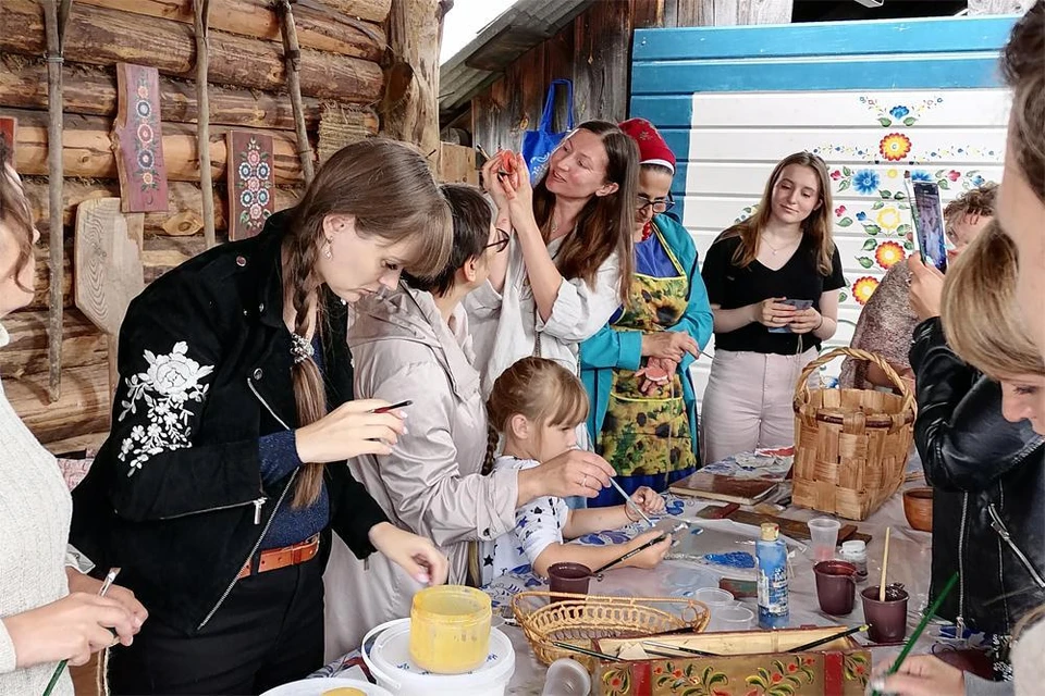 В Школе сибирских ремесел учат тюменцев сибирскому ковроткачеству и домовой росписи
