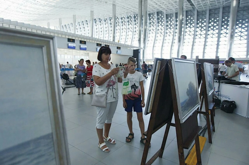 Зрителями флешмоба стали гости и пассажиры воздушной гавани. Фото: пресс-служба аэропорта "Симферополь"