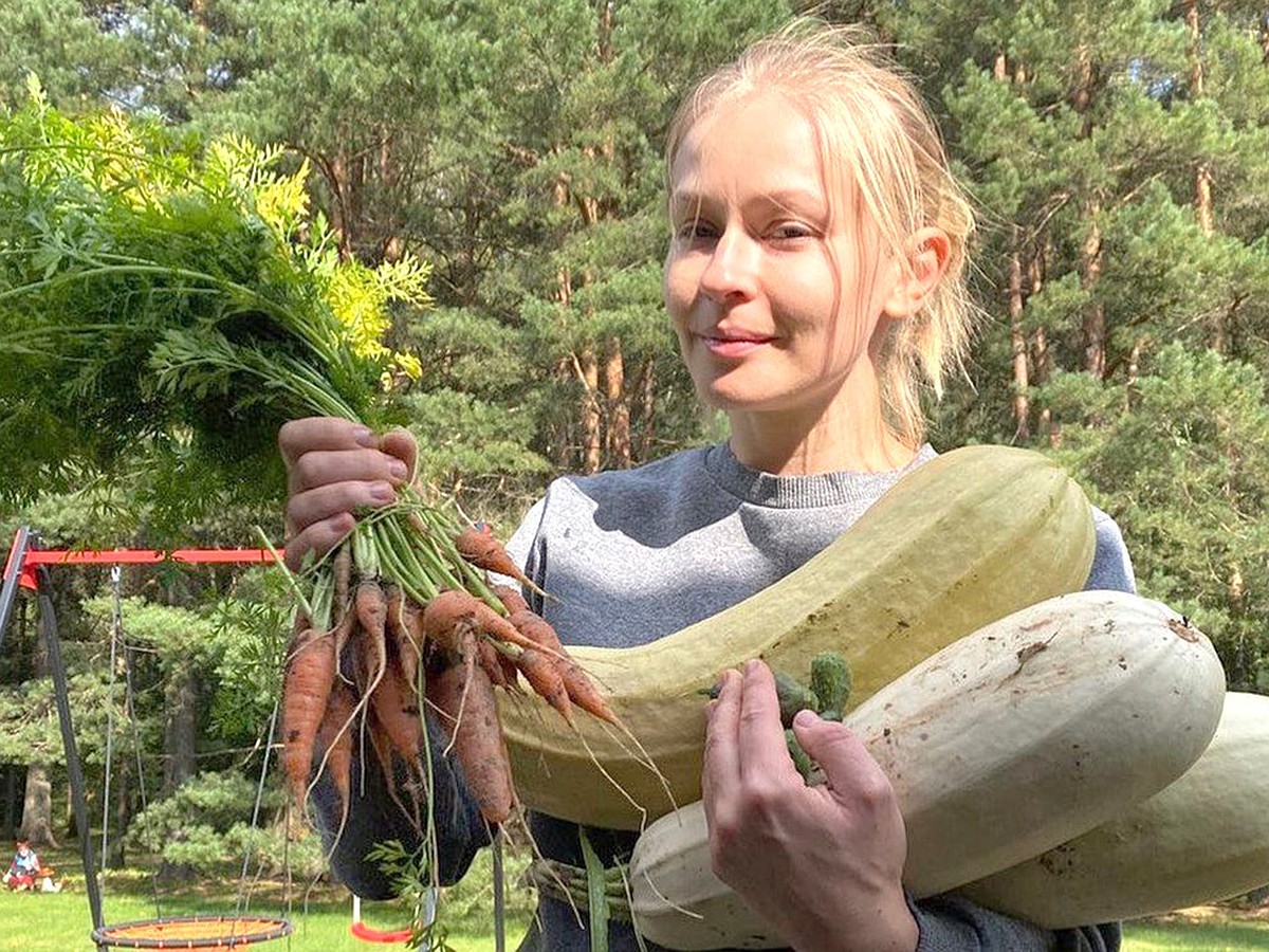 Юлия Пересильд показала дом за пять миллионов: винтажная мебель в спальне и  театр на чердаке - KP.RU