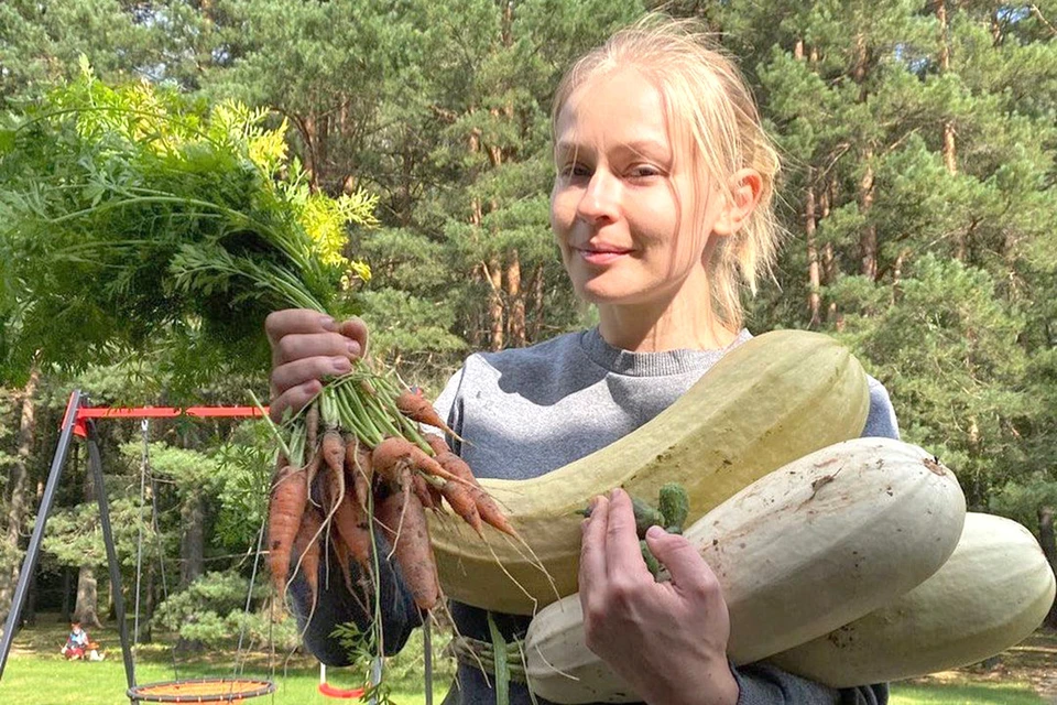 Юлия Пересильд с урожаем со своего огорода. Фото: кадр программы «На даче», Первый канал.