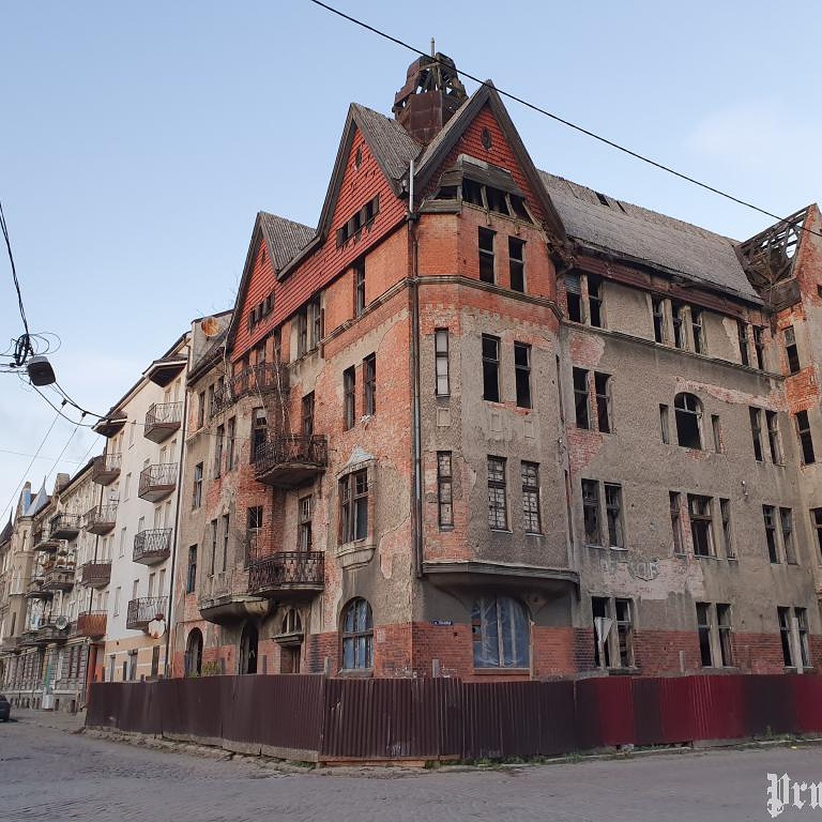 Из-за разрушающегося здания 1905 года постройки в Черняховске перекрыли  улицу - KP.RU