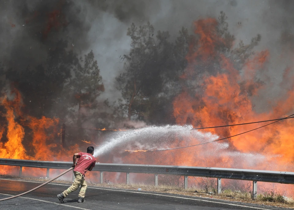 В Турции продолжается борьба с лесными пожарами.