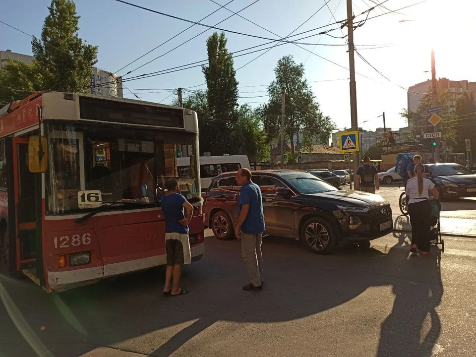 В центре Саратова произошло ДТП с участием троллейбуса