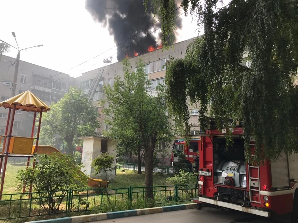 В центре Тулы горела крыша жилой пятиэтажки