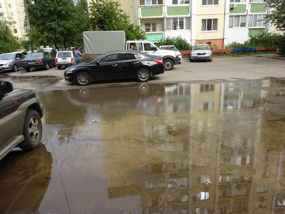 Водой покрылось две трети широкой дороги.