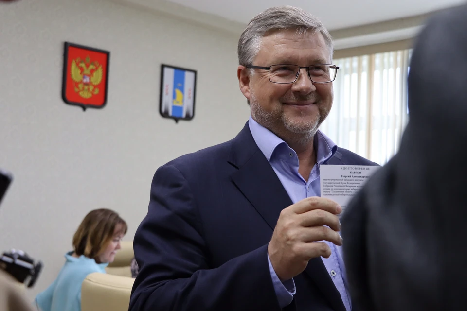 Кандидат в депутаты Госдумы Георгий Карлов после вручения удостоверения