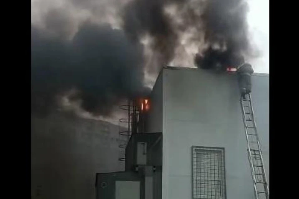 Небо над "Пятёрочкой" заволокло густым черным дымом. Скриншот видео.