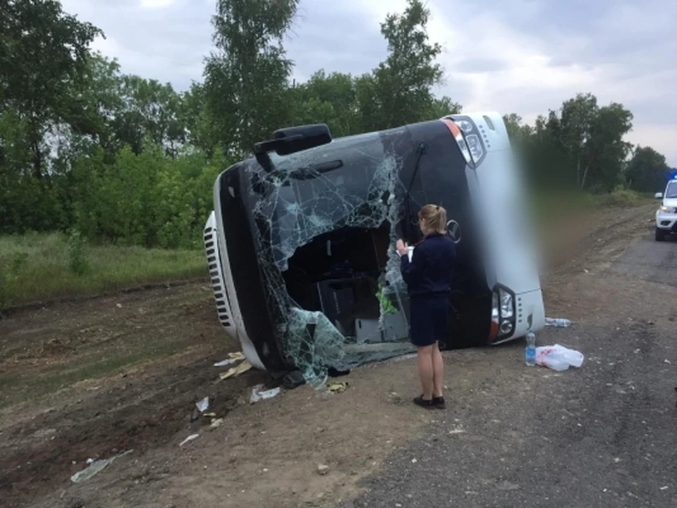 Водитель рейсового автобуса не справился с управлением и нанес повреждения задача