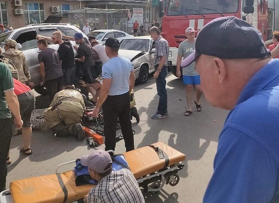 Омич попал под колеса автомобиля, врезавшись в приоткрытую дверь иномарки.