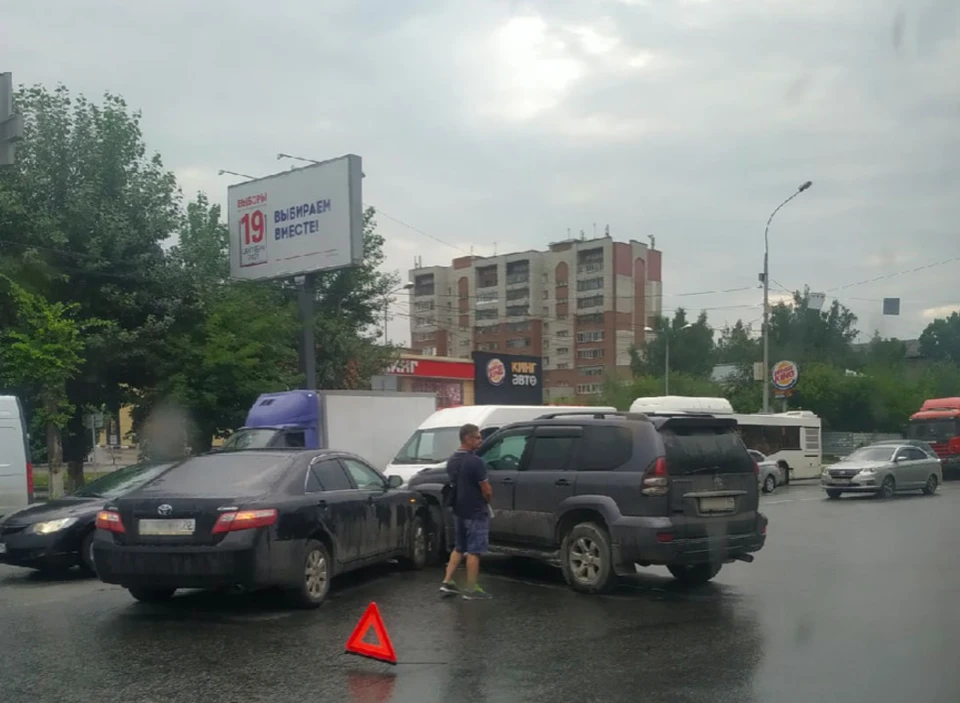 На месте ДТП работает экипаж ГИБДД. Фото: «АСТ-54»