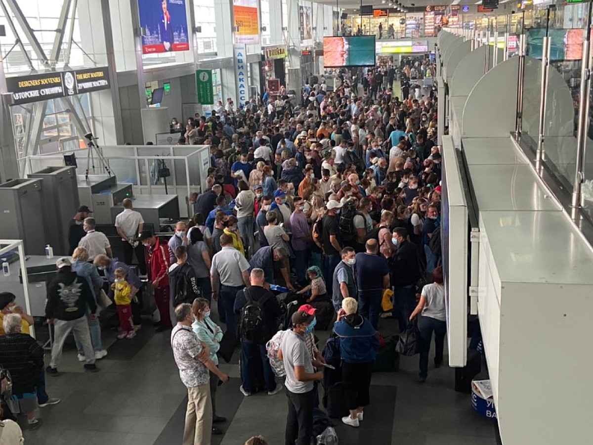 В аэропорту Иркутска объяснили, почему в терминале скопилась толпа  пассажиров - KP.RU