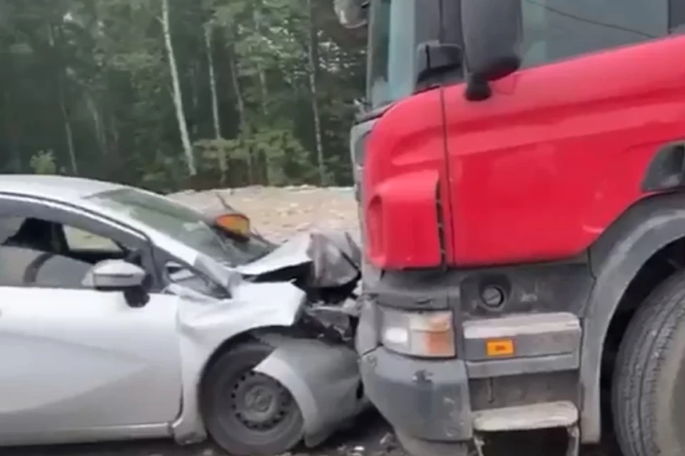 Водитель такси погиб, врезавшись в припаркованный бензовоз на трассе «Байкал»