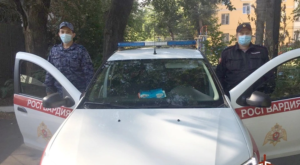 Дмитрий Порохин и Артур Жиянгулов, которые помогли ребенку вернуться домой. Фото: управление Росгвардии по Челябинской области