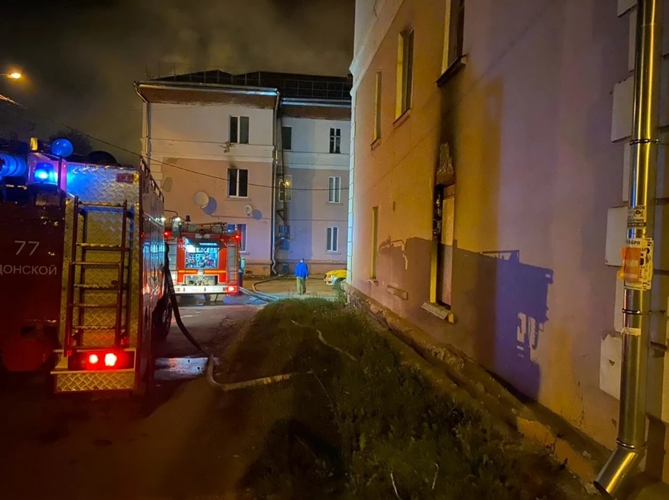Также из дома спасатели вывели 16 человек