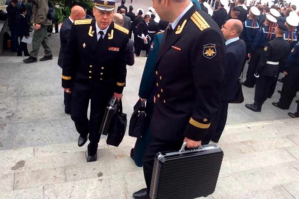 Офицеры с "ядерным чемоданчиком" президента РФ