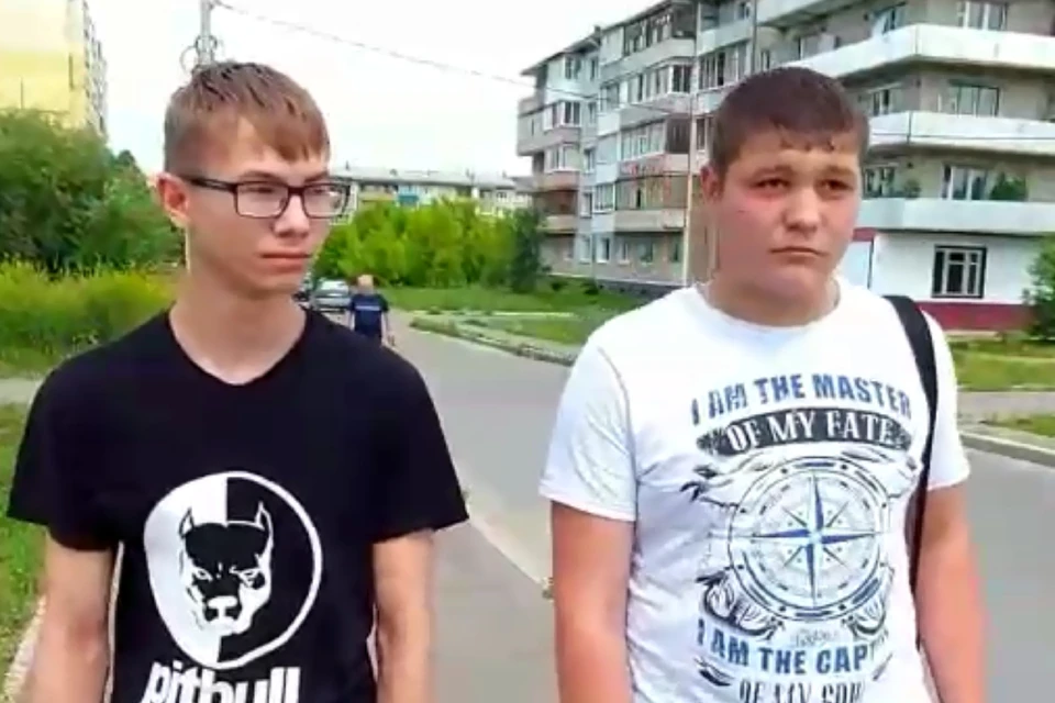Школьники Александр Алексеев (слева) и Андрей Боровик не прошли мимо чужой беды.