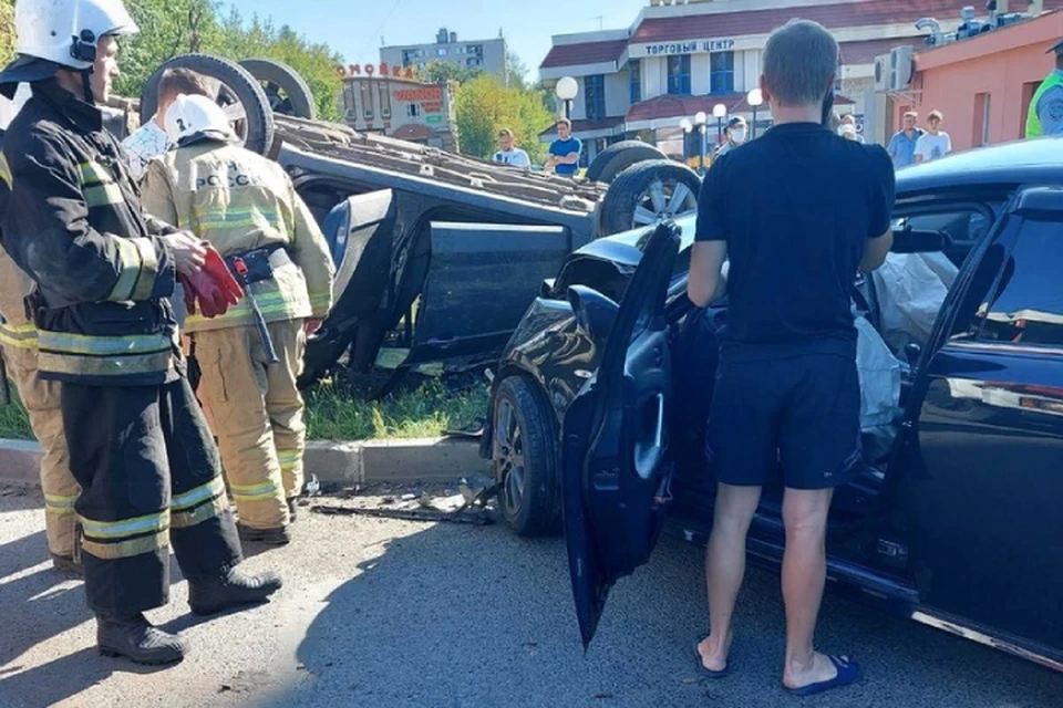 От столкновения одна из машин перевернулась. Фото: vk.com/kirov_blacklist