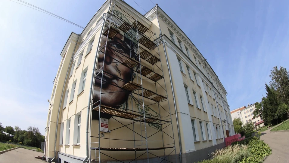Фасад смоленской школы украсит граффити с изображением Юрия Гагарина. Фото: пресс-служба администрации города Смоленска.