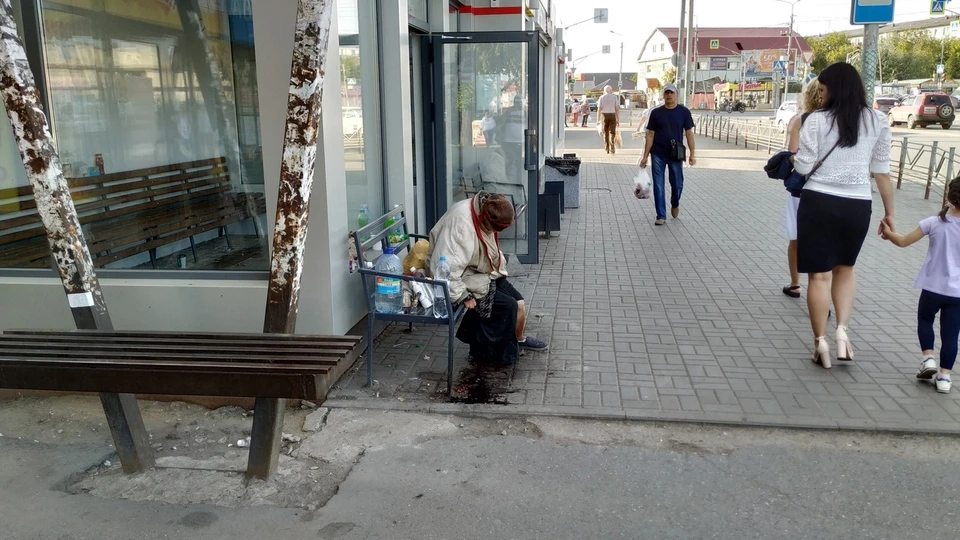 Омичка, живущая на остановке, умирает на глазах прохожих.