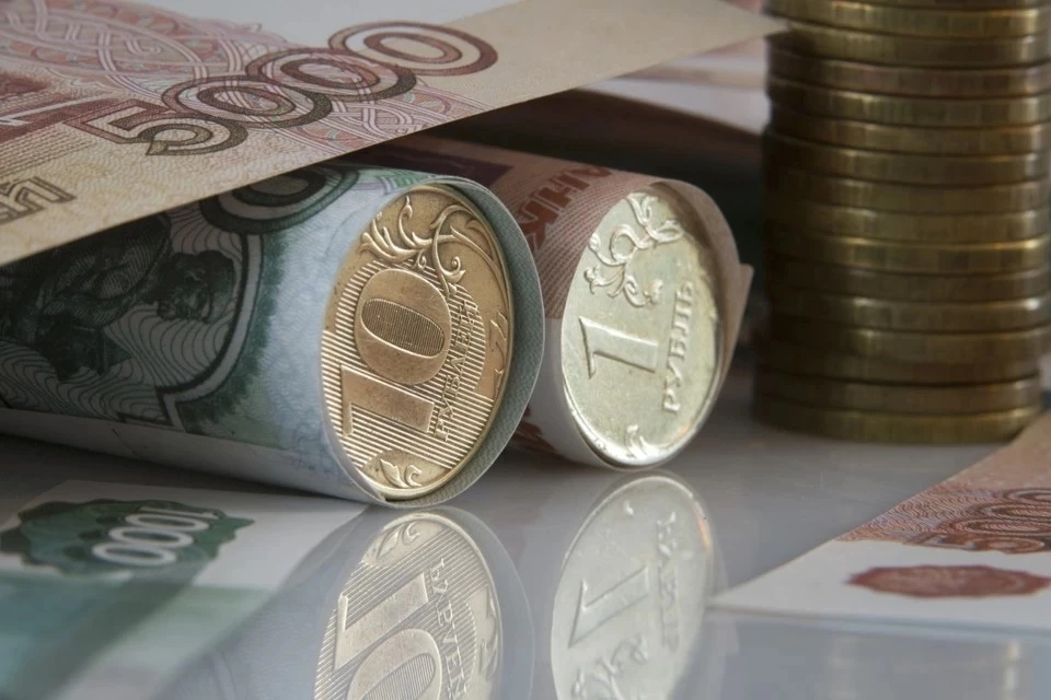 Аналитик объяснил, как снижающиеся цены на нефть отразятся на рубле